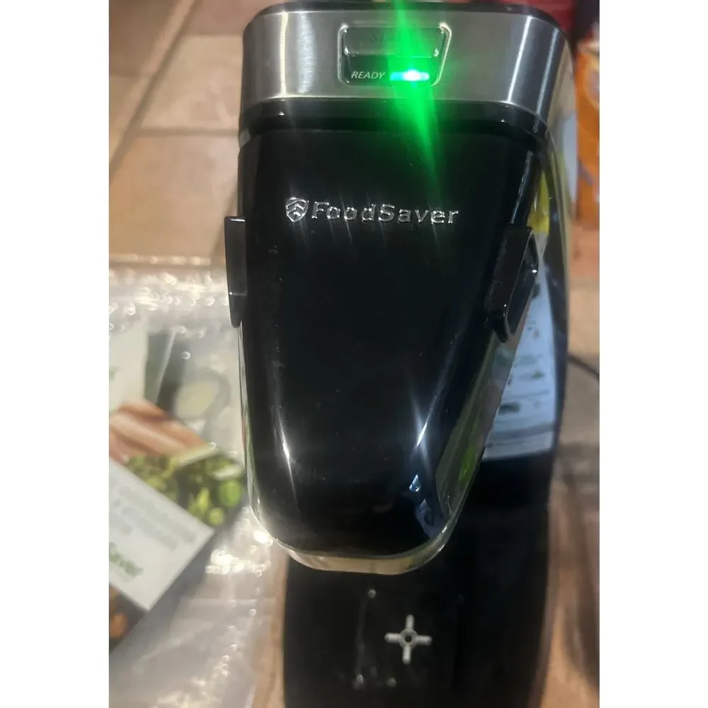 FoodSaver Fresh Food Preservation System With 1 Bowls & a Few Bags FM1100